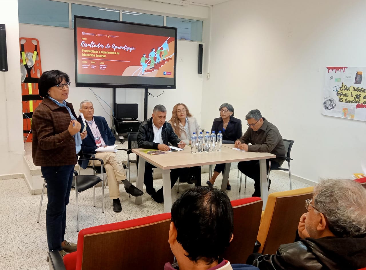 La decana, la profesora Pilar Infante Luna, presentando a los panelistas invitados.